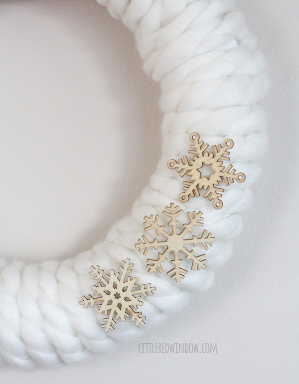 Chunky Yarn Christmas Wreath | littleredwindow.com