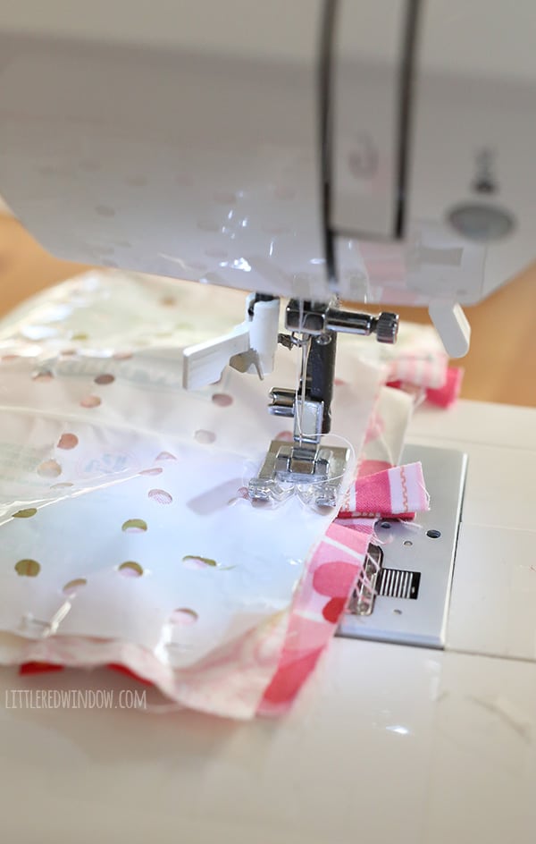 My baby LOVES this cute DIY tag blanket, it even makes a crinkly sound! | littleredwindow.com
