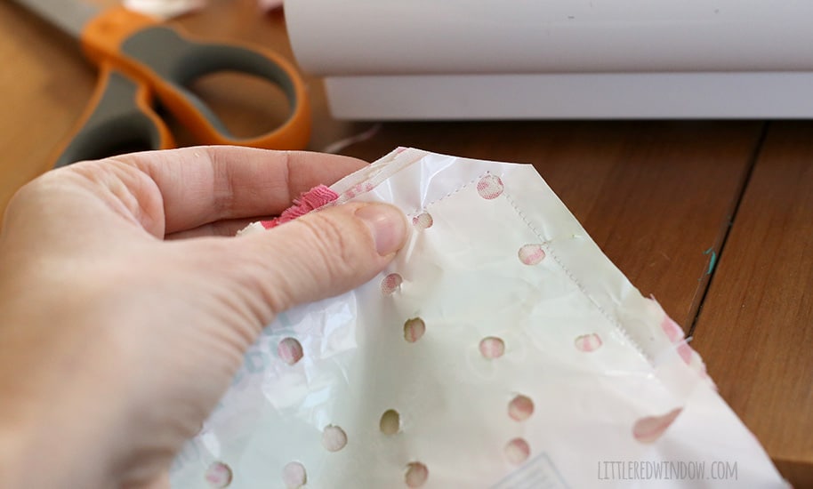 My baby LOVES this cute DIY tag blanket, it even makes a crinkly sound! | littleredwindow.com