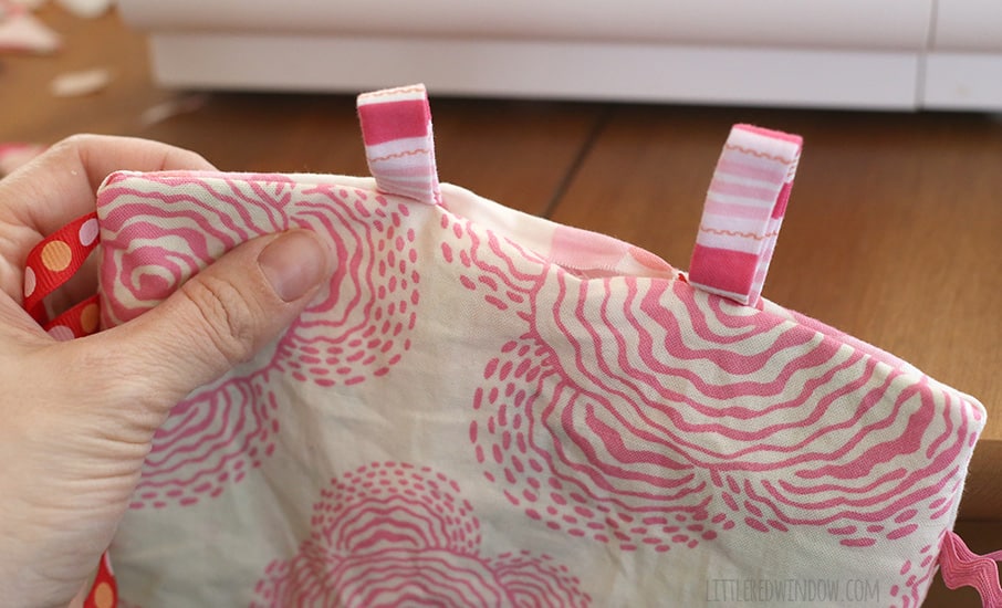 My baby LOVES this cute DIY tag blanket, it even makes a crinkly sound! | littleredwindow.com