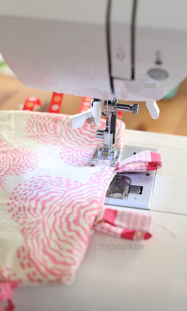 My baby LOVES this cute DIY tag blanket, it even makes a crinkly sound! | littleredwindow.com