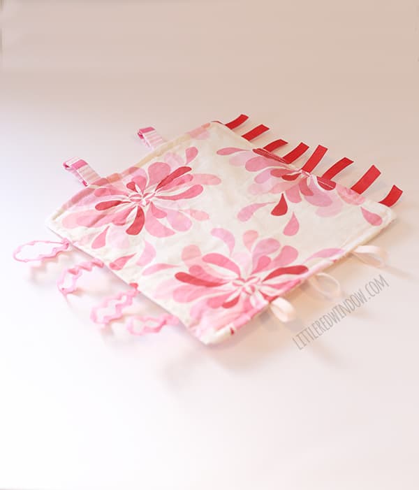 My baby LOVES this cute DIY tag blanket, it even makes a crinkly sound! | littleredwindow.com