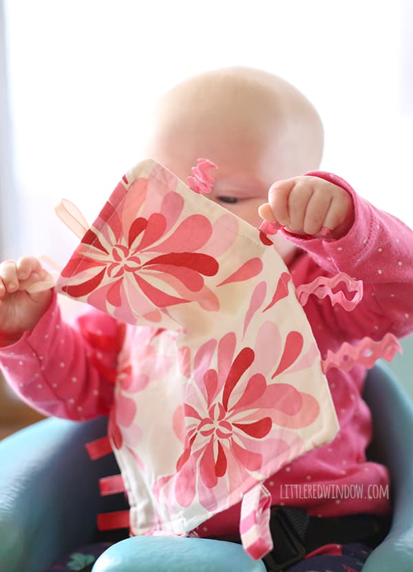 My baby LOVES this cute DIY tag blanket, it even makes a crinkly sound! | littleredwindow.com