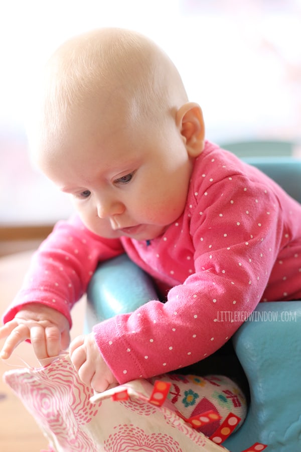 My baby LOVES this cute DIY tag blanket, it even makes a crinkly sound! | littleredwindow.com