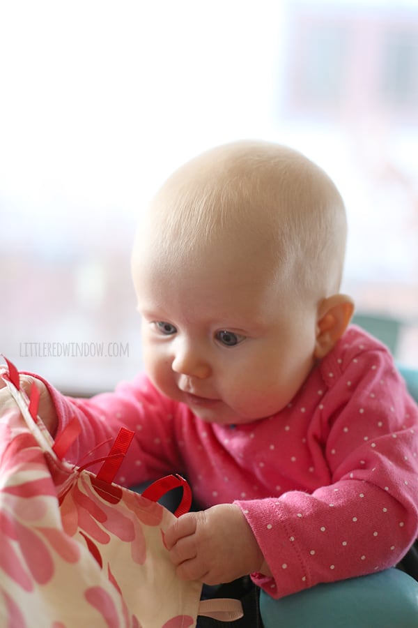My baby LOVES this cute DIY tag blanket, it even makes a crinkly sound! | littleredwindow.com
