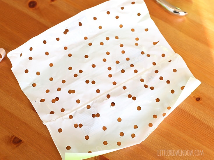 My baby LOVES this cute DIY tag blanket, it even makes a crinkly sound! | littleredwindow.com