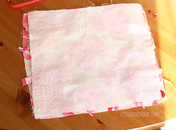 My baby LOVES this cute DIY tag blanket, it even makes a crinkly sound! | littleredwindow.com