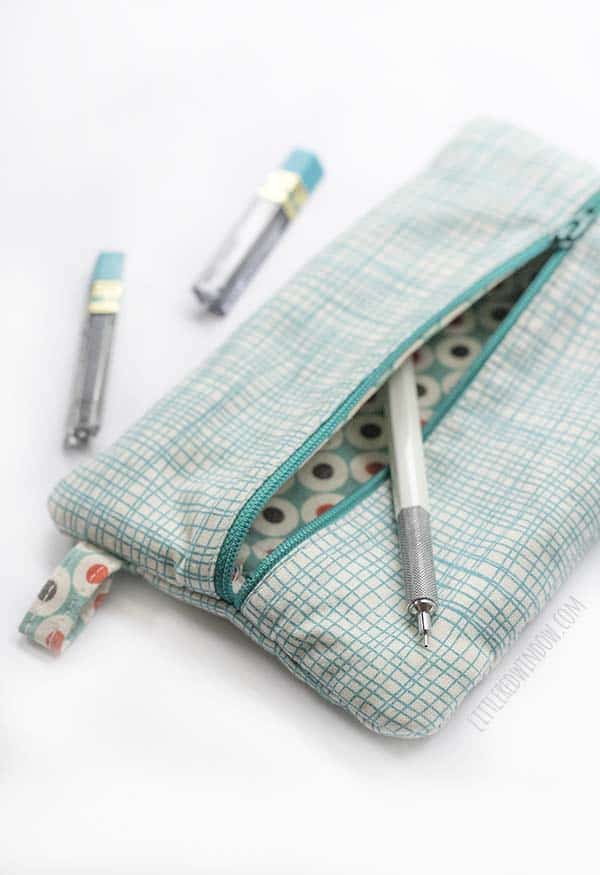 How to sew a simple and super easy zipper pencil case from your favorite fabric!