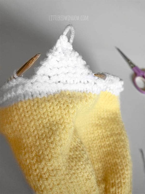 Work with short rows to knit the eggshell brim on this cute little chick baby hat knitting pattern!